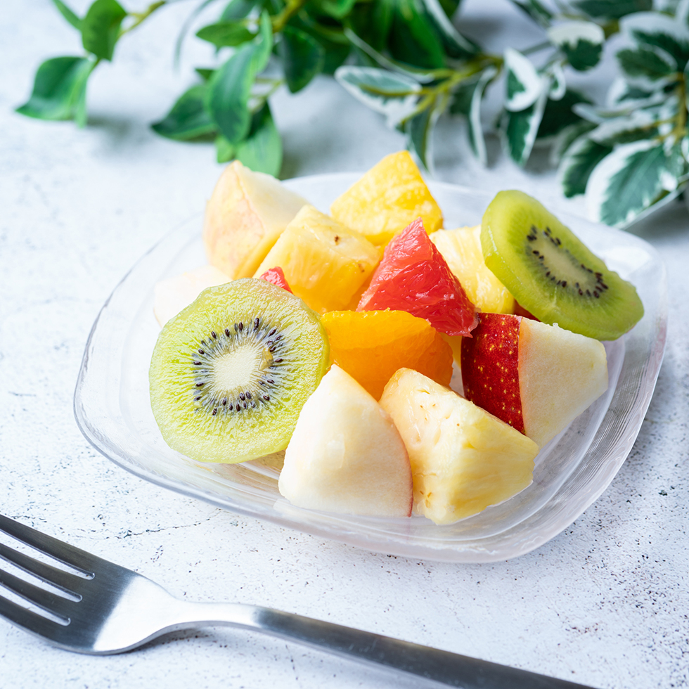 皿に盛ったカットフルーツ