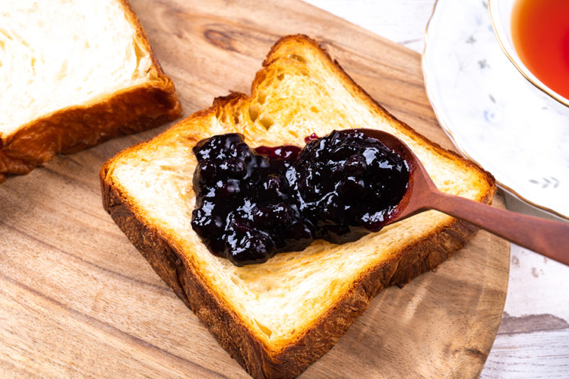 トーストにブルーベリージャム