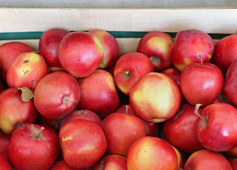 箱にいっぱいのリンゴ