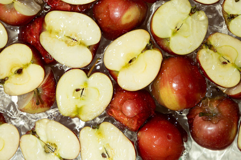 カットしたフレッシュなリンゴ