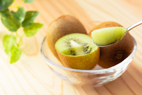 スプーンに取ったキウイ