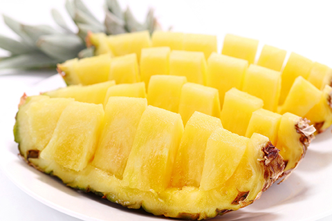 カットしたパイナップル