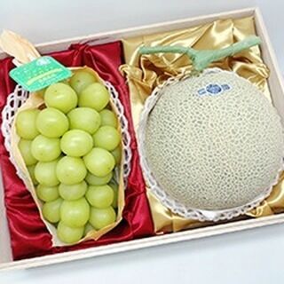 新春フルーツご紹介！
シャインマスカット＆静岡産マスクメロンのセットです。
特に美味しいと評判の長野県及び近県産のシャインマスカット、そして静岡産マスクメロン、ぜひお試しください。

【オンラインショップURL】 https://kajitsuen.shop/ 
そして皆様にはささやかですが200円OFFクーポンをご用意させていただきました。 購入の際は、購入決済画面に出てくる『ショップクーポン入力』欄に、以下のクーポンコードの入力をお忘れなく！！！ 

【クーポンコード】
 2025newyear
※期間　本日から 2025/1/31 まで　1回のみ　200円引き