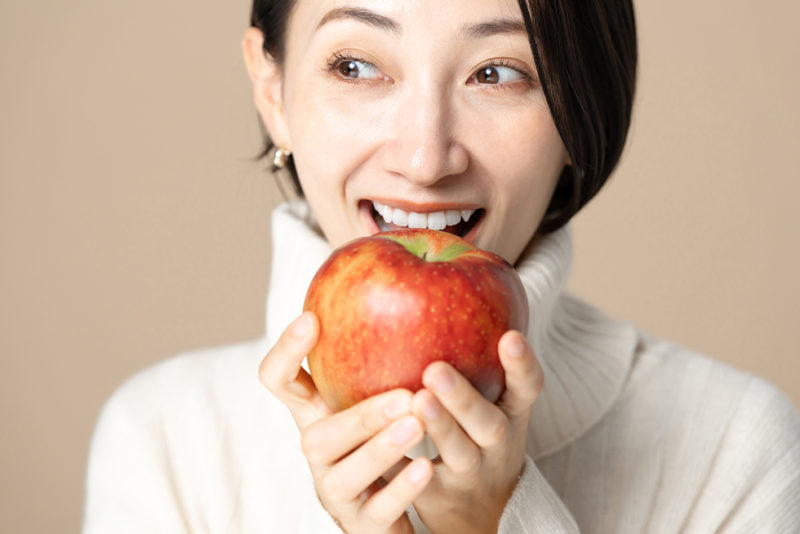 リンゴを食べる女性
