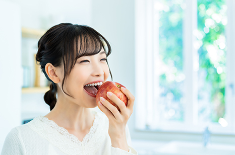 リンゴを食べる若い女性