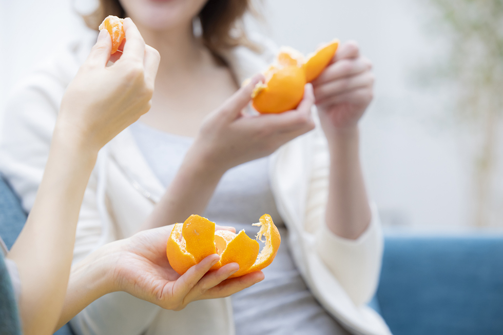 みかんを食べる女性たち